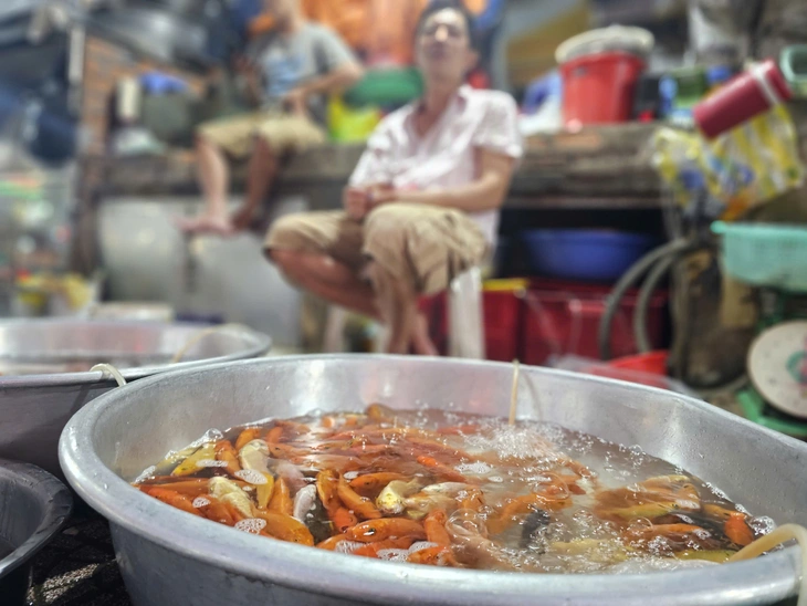 Chợ đồ cúng ông Công ông Táo trầm lắng, tiểu thương ngóng khách tới giờ chót - Ảnh 4.