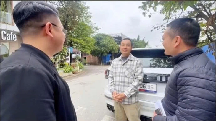 Vụ xe Lynk & Co 09 ngập nước ở Thái Nguyên: Phụ kiện 'bay air', TGĐ Tasco Auto tới bàn giao - Ảnh 2.