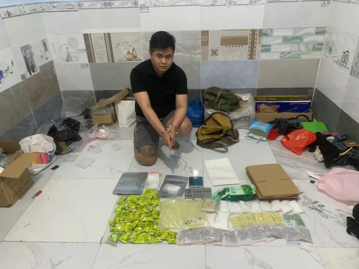 Ngụy trang ma túy trong hộp thức ăn thú cưng, 8 người bị bắt - Ảnh 2.