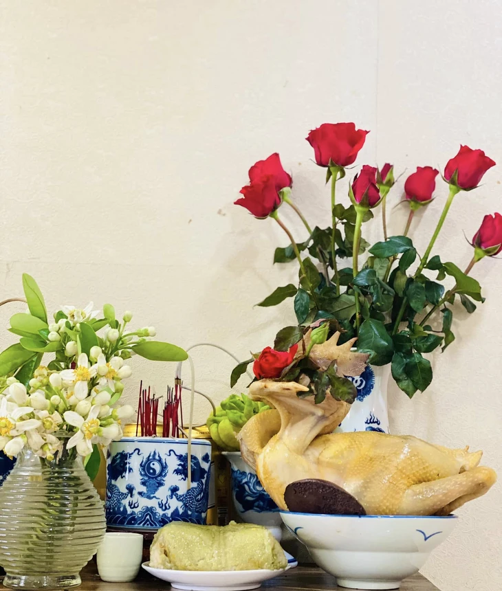  Vì sao chọn gà trống luộc ngậm hoa hồng trong lễ cúng giao thừa?  - Ảnh 5.