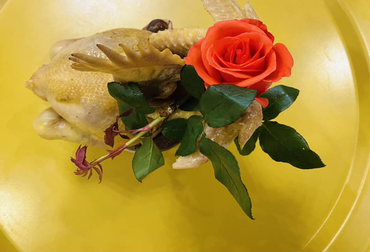  Vì sao chọn gà trống luộc ngậm hoa hồng trong lễ cúng giao thừa?  - Ảnh 6.