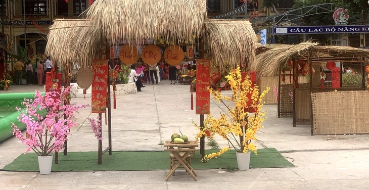 Sau phản ứng của phụ huynh, trường trả lại toàn bộ số tiền tham gia chợ xuân   - Ảnh 2.