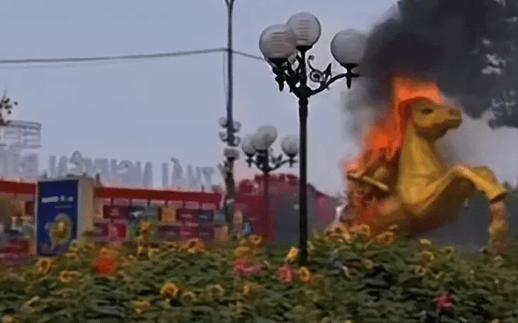 Đầu tư đường hoa xuân và đại cảnh “Mã đáo thành công” hơn 7 tỉ đồng - Ảnh 5.