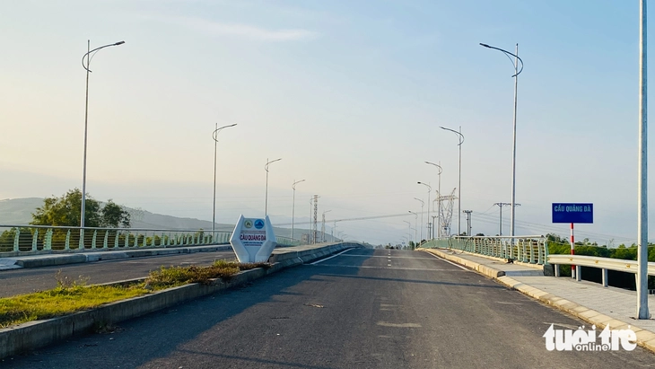 Cầu Quảng Đà làm xong gần 1 năm vẫn chờ đường dẫn: Nhà thầu thi công cầm chừng, dự án hết hạn - Ảnh 2.