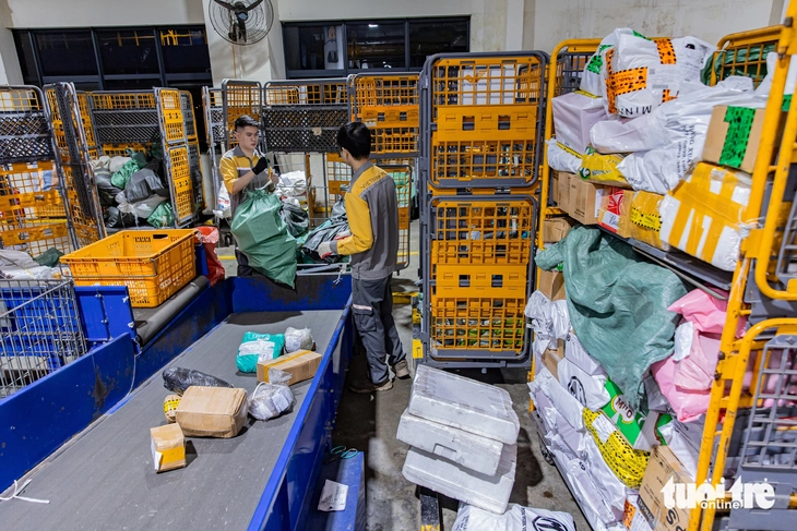 Nhân viên bưu cục 'trắng đêm' phân loại hàng hóa dịp mua sắm cuối năm - Ảnh 3.