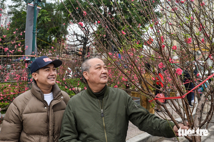 Quất 3 triệu đồng/cây đắt khách, đào 1,4 triệu đồng/cành khách lắc đầu bỏ đi - Ảnh 5.