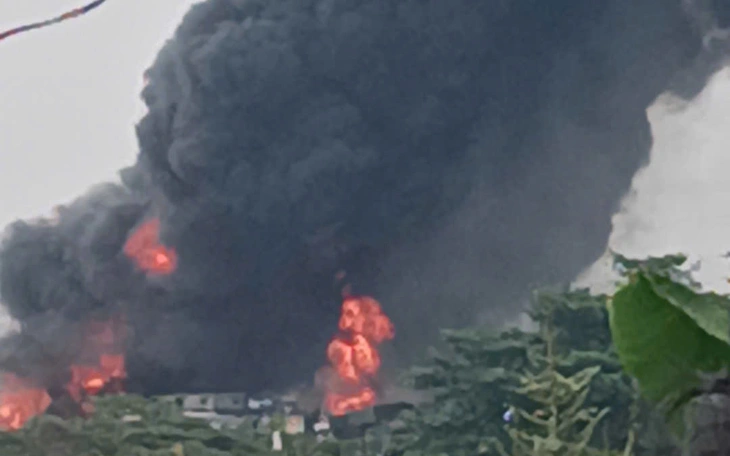 Cháy lớn cửa hàng đồ nhựa ở Bắc Ninh, cảnh sát huy động xe thang chuyên dụng - Ảnh 3.