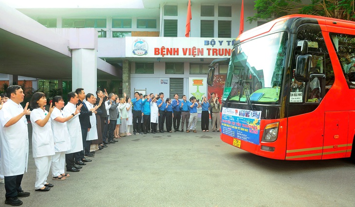 ‘Chuyến xe yêu thương’ đưa bệnh nhân nghèo về quê đón Tết - Ảnh 3.