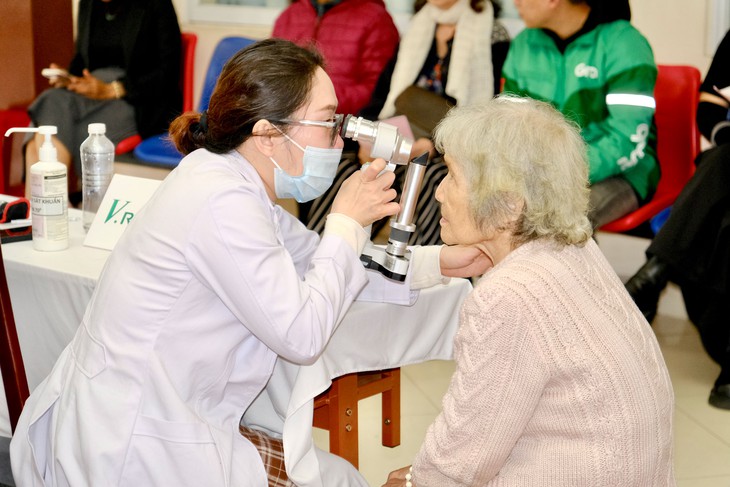 V.Rohto 20 năm mang đến hàng nghìn ca khám, mổ mắt miễn phí - Ảnh 1.