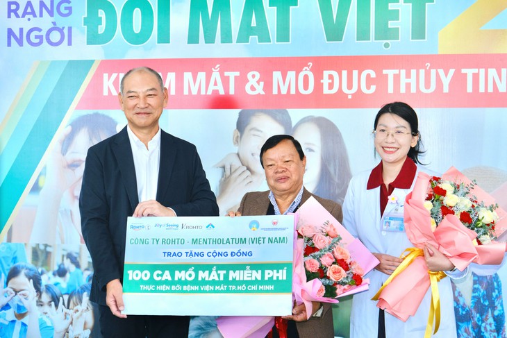 V.Rohto 20 năm mang đến hàng nghìn ca khám, mổ mắt miễn phí - Ảnh 2.