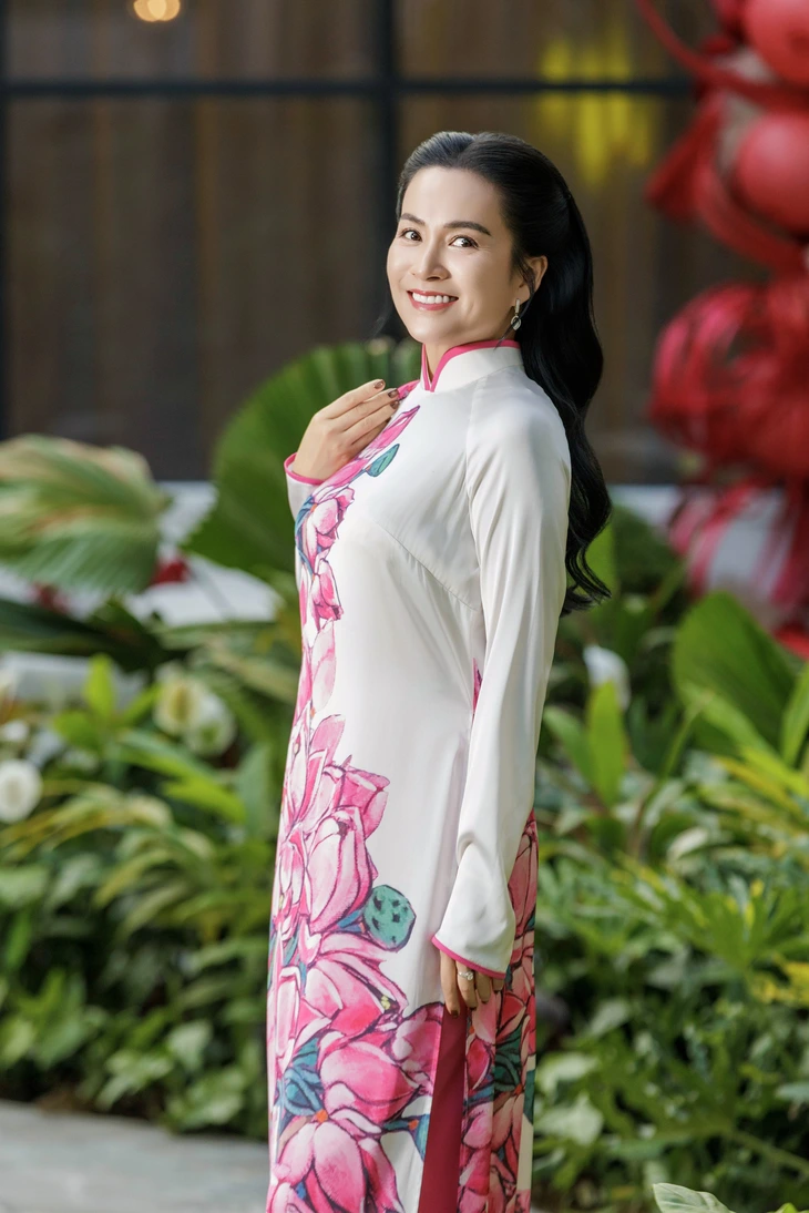 Tranh Tết xưa bước ra đời thực qua áo dài - Ảnh 2.