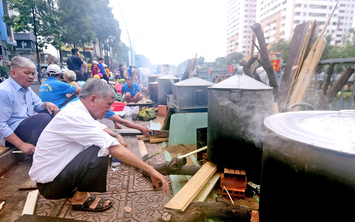 Bí thư phường Nhiêu Lộc và hai hiệu trưởng được bằng khen về xây dựng và phát triển TP.HCM - Ảnh 2.