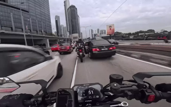 Tài xế Toyota có pha xử lý siêu cồng kềnh, gây ra chuỗi va chạm 'khó đỡ' tại giao lộ - Ảnh 2.