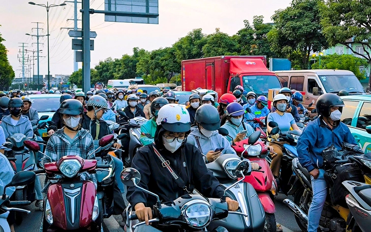 Người dân về quê chiều 24 Tết: Nút giao An Phú thoáng nhờ có hầm chui, quanh sân bay ùn ứ - Ảnh 2.