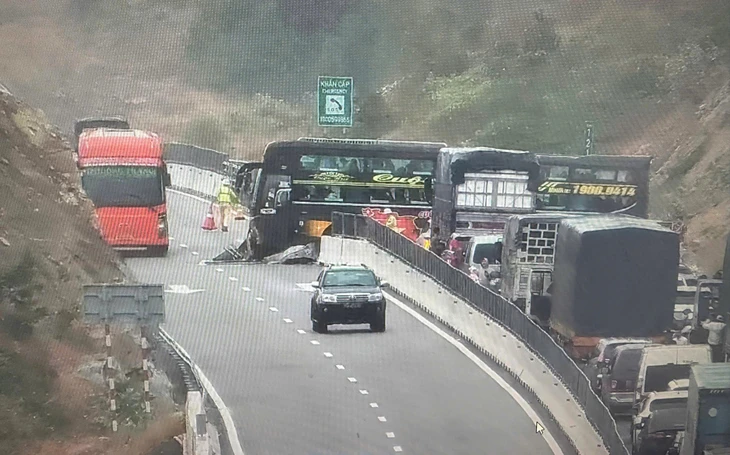 Xe khách xoay ngang chặn đường sau khi đâm vào dải phân cách cao tốc Vĩnh Hảo - Cam Lâm - Ảnh 2.