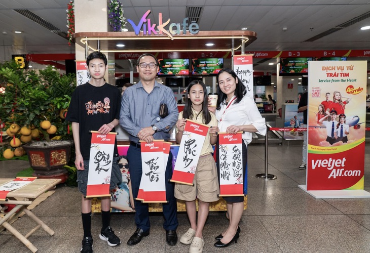 Cục trưởng Cục Hàng không thăm, chúc Tết bà con ngay tại sân bay Tân Sơn Nhất - Ảnh 2.