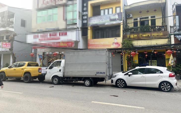 Công an xử lý vụ đưa xe khóa đầu, đuôi xe tải vì đỗ chắn cửa hàng - Ảnh 3.