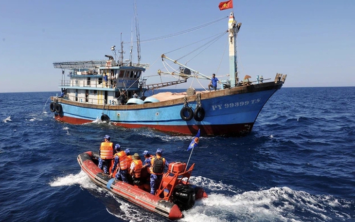 TP Huế cấm bắt cá tôm trên nhiều đoạn sông trung tâm thành phố - Ảnh 1.