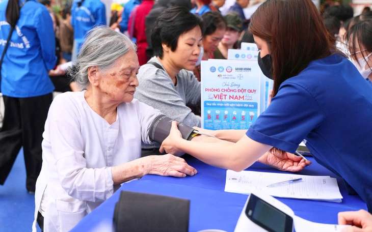 Hai bác sĩ cứu người đàn ông đột quỵ ở sân bóng chuyền - Ảnh 3.