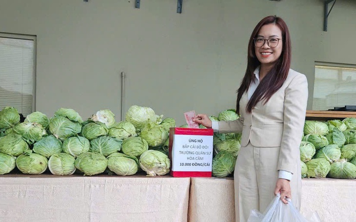 Người dân trầm trồ khi thấy những chiếc bánh chưng bộ đội gói 'vuông vức như đổ khuôn' - Ảnh 2.