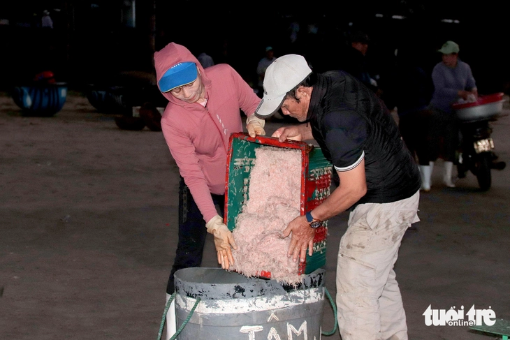 Ngư dân Đà Nẵng săn ruốc biển cận Tết, được mùa nhưng mất giá - Ảnh 5.