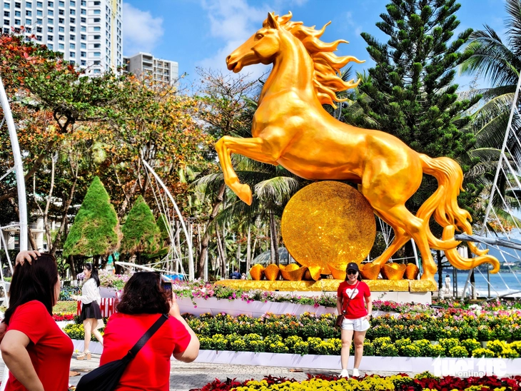 Ngựa vàng, ngựa bạc Nha Trang tung vó mang tài lộc cho năm mới - Ảnh 2.