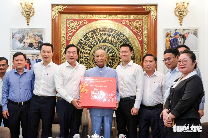 Lãnh đạo TP.HCM thăm, chúc Tết Hiệp sĩ Đại Thánh giá Lê Đức Thịnh và GS Hồ Sỹ Thoảng - Ảnh 2.