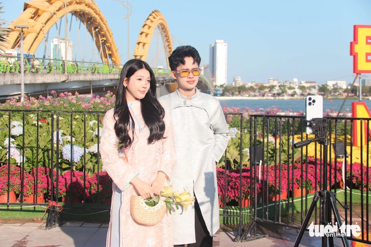 Chưa khai trương, đường hoa Đà Nẵng đã hút khách đến check-in - Ảnh 3.