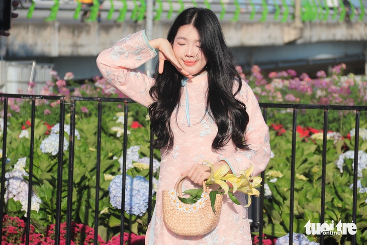 Chưa khai trương, đường hoa Đà Nẵng đã hút khách đến check-in - Ảnh 6.