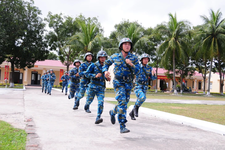 Cận cảnh trận địa tên lửa trực chiến canh trời cận Tết bên bờ biển Đà Nẵng - Ảnh 4.
