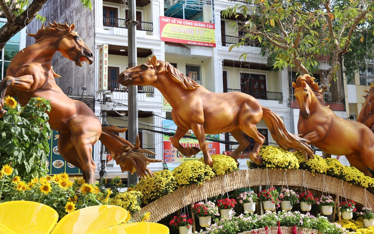 Phó chủ tịch Cần Thơ lì xì hành khách trên chuyến bay ‘xông đất’ thành phố - Ảnh 3.