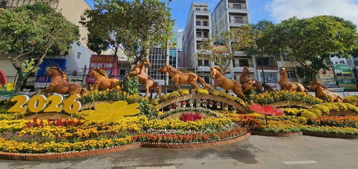 Ngắm đường hoa nghệ thuật Cần Thơ trước 'giờ G' - Ảnh 4.