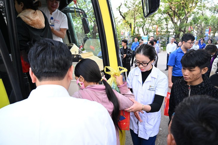 Ấm lòng những ‘Chuyến xe yêu thương’ đưa bệnh nhân về quê đón Tết - Ảnh 2.