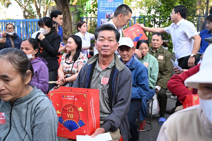 Ấm lòng những ‘Chuyến xe yêu thương’ đưa bệnh nhân về quê đón Tết - Ảnh 3.