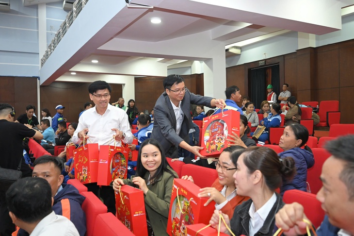 Trao 500 suất quà Tết cho công nhân vệ sinh môi trường ở Đà Nẵng - Ảnh 3.