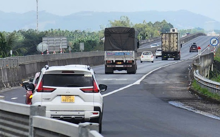 Đèn giao thông 'tê liệt', CSGT căng mình điều tiết xe cộ trên quốc lộ qua Quảng Ngãi - Ảnh 7.