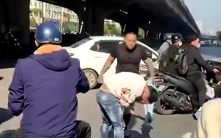 Những chuyến tăng ca cuối năm kiếm tiền về quê đón Tết - Ảnh 2.