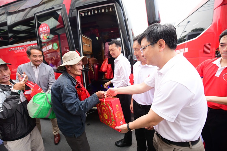 Saigon Co.op khởi động 'Chuyến xe hạnh phúc' 2026, đưa 900 người lao động về quê miễn phí - Ảnh 4.