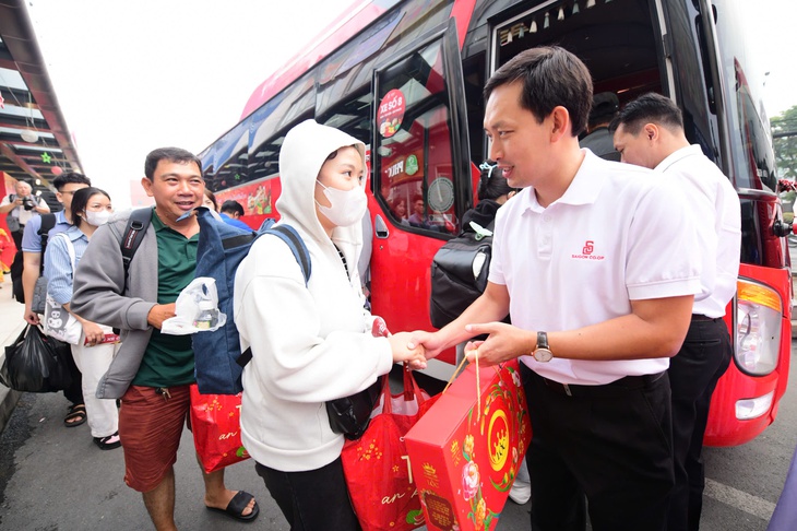 Saigon Co.op khởi động 'Chuyến xe hạnh phúc' 2026, đưa 900 người lao động về quê miễn phí - Ảnh 3.