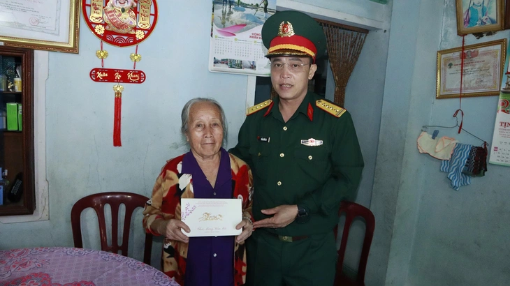 Tết đông khách, bộ đội Cù Lao Chàm tăng cường trực chiến - Ảnh 2.