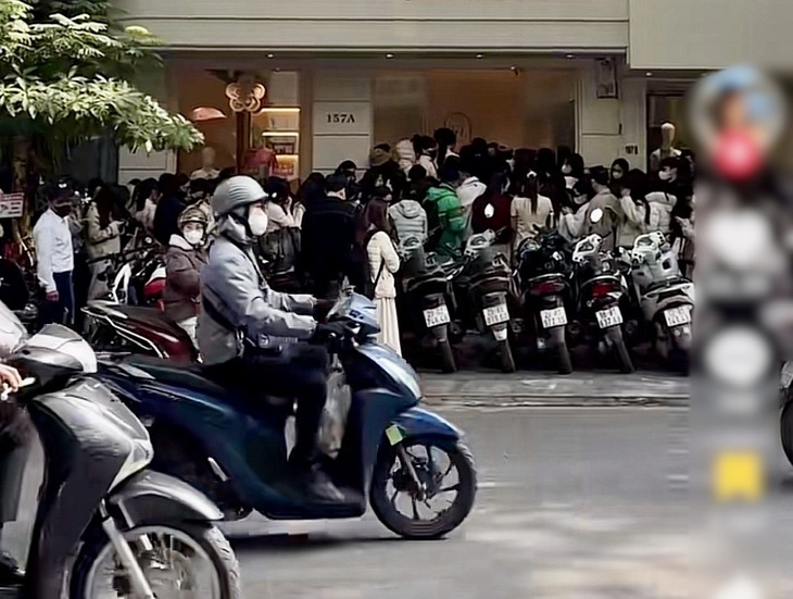 Chen lấn mua áo dài Tết, giá bị đẩy thêm tới 700.000 đồng trên 'chợ đen' - Ảnh 2.