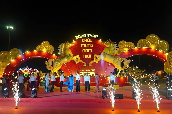 Người dân chen chân xem "đàn ngựa phi nước đại" tại đường hoa tỉnh Đồng Tháp - Ảnh 2.