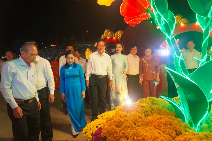 Người dân chen chân xem "đàn ngựa phi nước đại" tại đường hoa tỉnh Đồng Tháp - Ảnh 3.