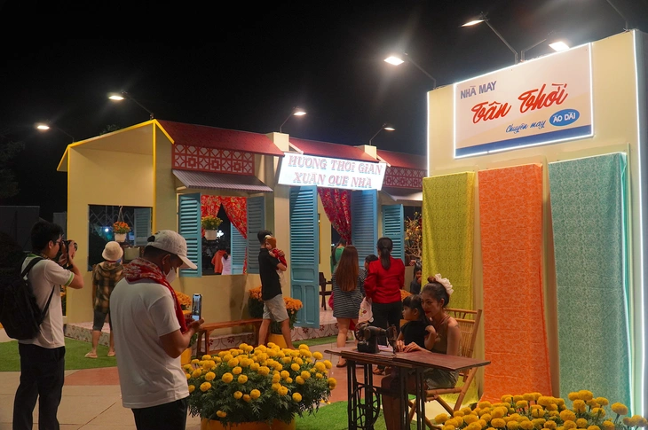 Người dân chen chân xem "đàn ngựa phi nước đại" tại đường hoa tỉnh Đồng Tháp - Ảnh 6.