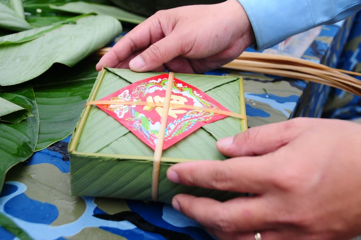 Những chiếc bánh chưng bộ đội gói 'vuông vức như đúc khuôn' trong ít phút - Ảnh 1.