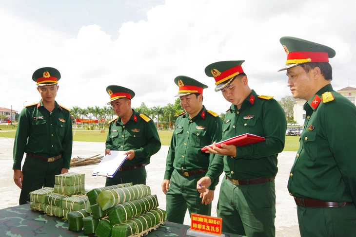 Những chiếc bánh chưng bộ đội gói 'vuông vức như đúc khuôn' trong ít phút - Ảnh 5.