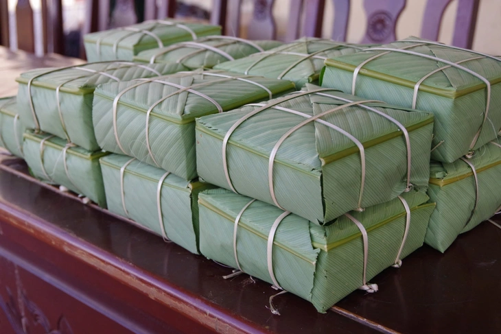 Những chiếc bánh chưng bộ đội gói 'vuông vức như đúc khuôn' trong ít phút - Ảnh 6.