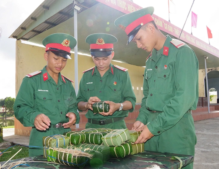 Những chiếc bánh chưng bộ đội gói 'vuông vức như đúc khuôn' trong ít phút - Ảnh 4.