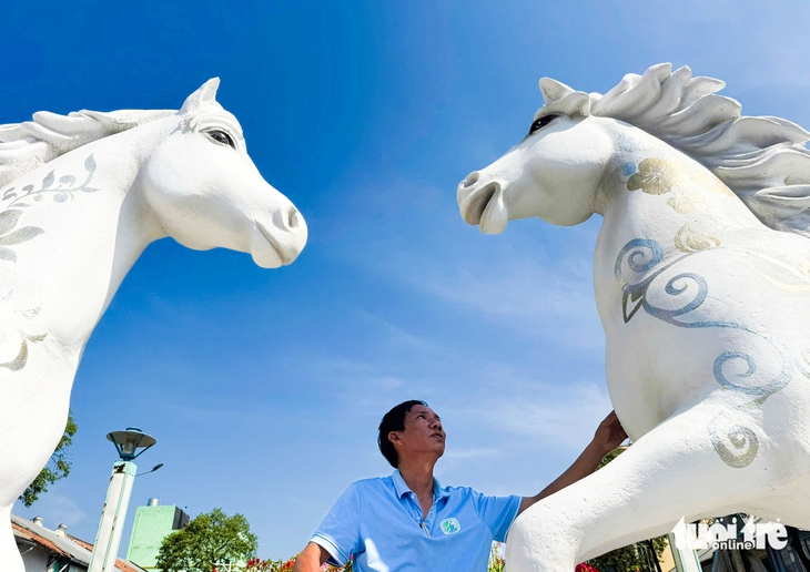 Ấn tượng cặp bạch mã vui tươi nghinh xuân ở Hà Tiên - Ảnh 3.