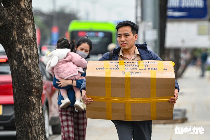 Người dân ùn ùn rời Hà Nội nghỉ Tết, các trục cửa ngõ kẹt cứng - Ảnh 7.